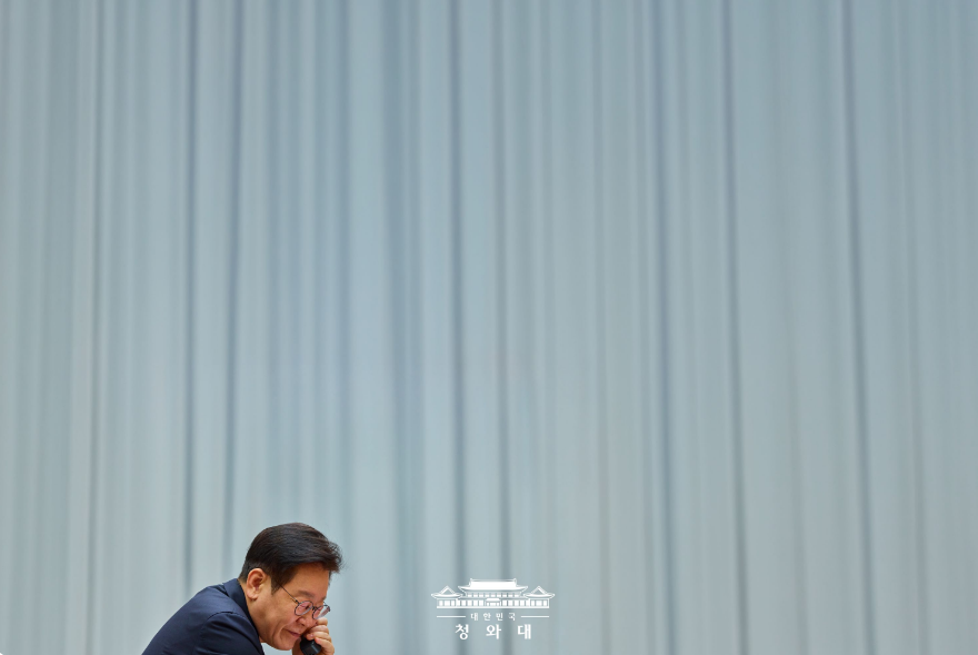 청와대에서 집무 중인 이재명 대통령이 부동산 시장 정상화와 투기 근절에 대한 강력한 정책 의지를 표명하는 모습"